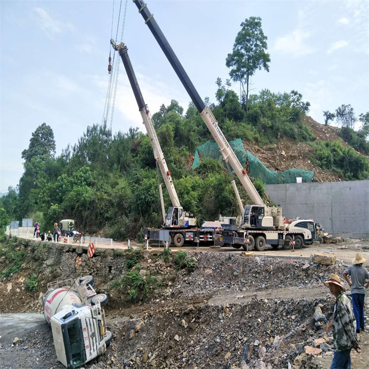 三水汽车掉沟里叫吊车救援要多少钱
