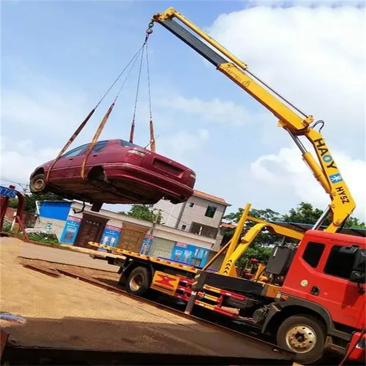 三水吊车吊汽车的正确方法